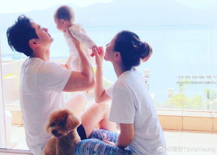 杨怡一家三口的合照