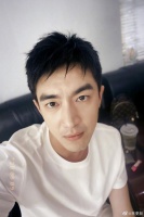 林更新被大姐拦车门要合照 发文称“师太比划比划”