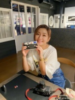 Selina生日前收到妈妈送的相机 高呼“摄影万岁”