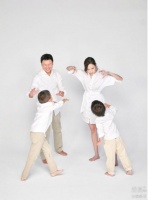 侯佩岑绿洲晒一家四口全家福 扮恐龙打闹萌态十足