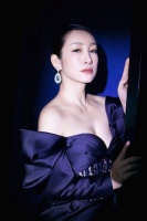 秦海璐活动造型曝光 一袭露肩蝴蝶袖长裙优雅性感