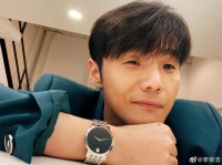 李荣浩登台被拍成五五分 杨丞琳看照片笑哭