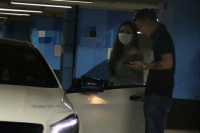 男友与两位辣妹拉扯被拍？39岁女星毫不在意，与男友停车场幽会