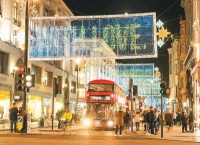 伦敦点亮节日彩灯 向抗疫英雄致敬