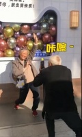 杭州老爷爷下蹲20多分钟给奶奶拍照：我又相信爱情了！