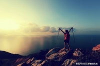 送给你的励志语录：脚下的路，不管直与弯，走下去定有惊喜