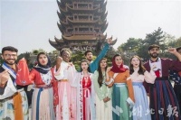 武汉举办首届“世界华服大会”，全国知名网红模特“打卡黄鹤楼”