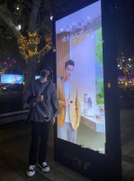 白敬亭与赵又廷广告牌合影 夸“他好帅”却艾特自己