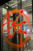 乐华娱乐回应被泼红漆：强烈谴责此行为 已报警