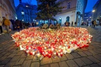 视界｜烛光哀悼维也纳枪击事件遇难者