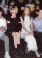 陈施Abby出席2021春夏中国国际时装周 金发造型首秀夺目