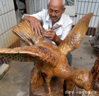 百斤重老树根雕曾要价6万元无人买，如今被丢垃圾堆5年，无人问津