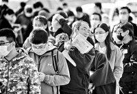 800余应聘者求职 国企更受青睐