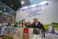 直播带货、中文吆喝——进博会“老友”的生意经