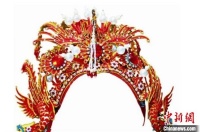 “戏剧服装加工技艺”传承人凭着舞台经历和美术功底，开始从事戏剧服装加工