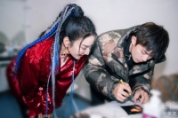 黄奕成功帮女儿追星易烊千玺 晒TO签和同框合照