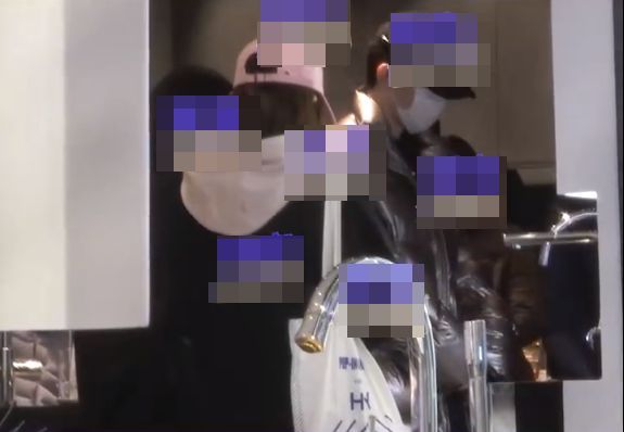 邓伦与粉色棒球帽女生汇合