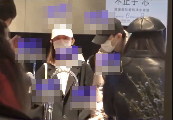 邓伦和粉色棒球帽女生