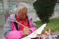 77岁“扇子奶奶”书院门画扇面：画画图开心 还能挣个纸墨钱