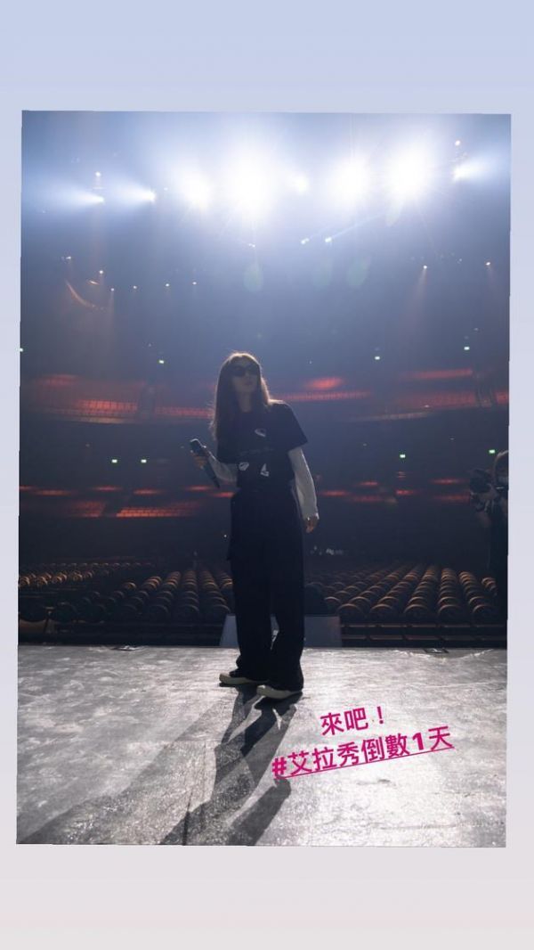 Ella生产过程影片曝光 老公泪吻剪脐带：谢谢你