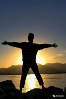 罗西：外表假装乐观，内心却熄灭了无数盏灯｜名家阅读