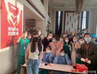 刘亦菲隔离结束晒与防疫人员合影：大家辛苦了