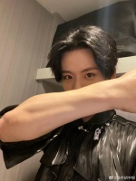 胡宇桐被私生挤摔倒 生气发文称无能为力