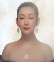 视后秦海璐光影大片出炉，穿深v大秀事业线，猛一看像没穿衣服？