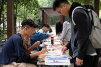 妙笔丹青绘布袋，水墨传神倡节俭