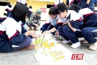 明德华兴中学600余名学子开展研学活动 共绘巨画致敬抗疫英雄