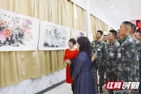 优秀书画作品进军营 丰富新兵业余文化生活