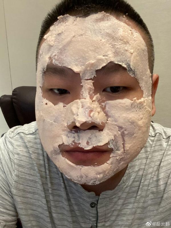岳云鹏晒敷面膜自拍