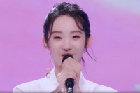 硬糖少女张艺凡泪奔拜托粉丝别走：陪我们久一点