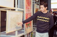 用艺术与世界对话 窦骁现身公益画展关爱自闭症儿童