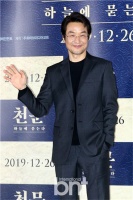 韩石圭接到新剧《直到天亮》提案 正在考虑中