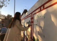 墙上绘出“七彩乡村”