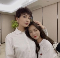 姐姐们逗趣互动！吴昕沈梦辰上演摸头杀画面太美