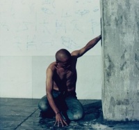 为了艺术，他把身体浇铸在水泥墙里24小时，一夜成名，红到了国外