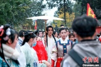 四川成都：千人汉服大巡游 民众共赏华裳之美