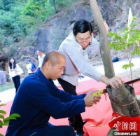 广东东莞举行香典传承千年莞香文化