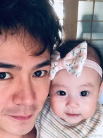 罗子溢晒与小珍珠合照 杨茜尧调侃女儿不稀罕自己