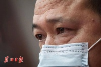 “两山”建设者抗疫报告会，台下掌声阵阵，泪水涟涟