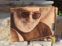 塞尔维亚艺术家创作名人肖像木雕 巨石强森形象栩栩如生