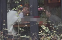 51岁毛宁近照曝光！帅气冻龄似小伙，与好友陈明聚餐搞怪自拍