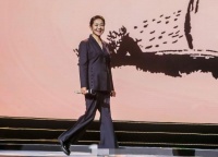 61岁倪萍参加晚会，穿西装又瘦又高气质好，苹果肌优秀好慈祥