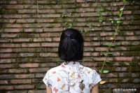 蔷薇脚下锁春思