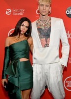 梅根·福克斯展示玛奇恩·冈·凯利纹身致敬，他们作为一对新人首次亮相红毯