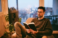 如果觉得寂寞，那就读书；如果静不下心，那也读书吧！