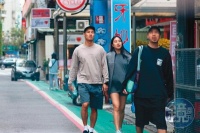 杨祐宁和孕妻十指紧扣现身街头 升格人父倒计时