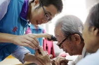 深观察｜破解老人“数字鸿沟”，需要年轻人反哺